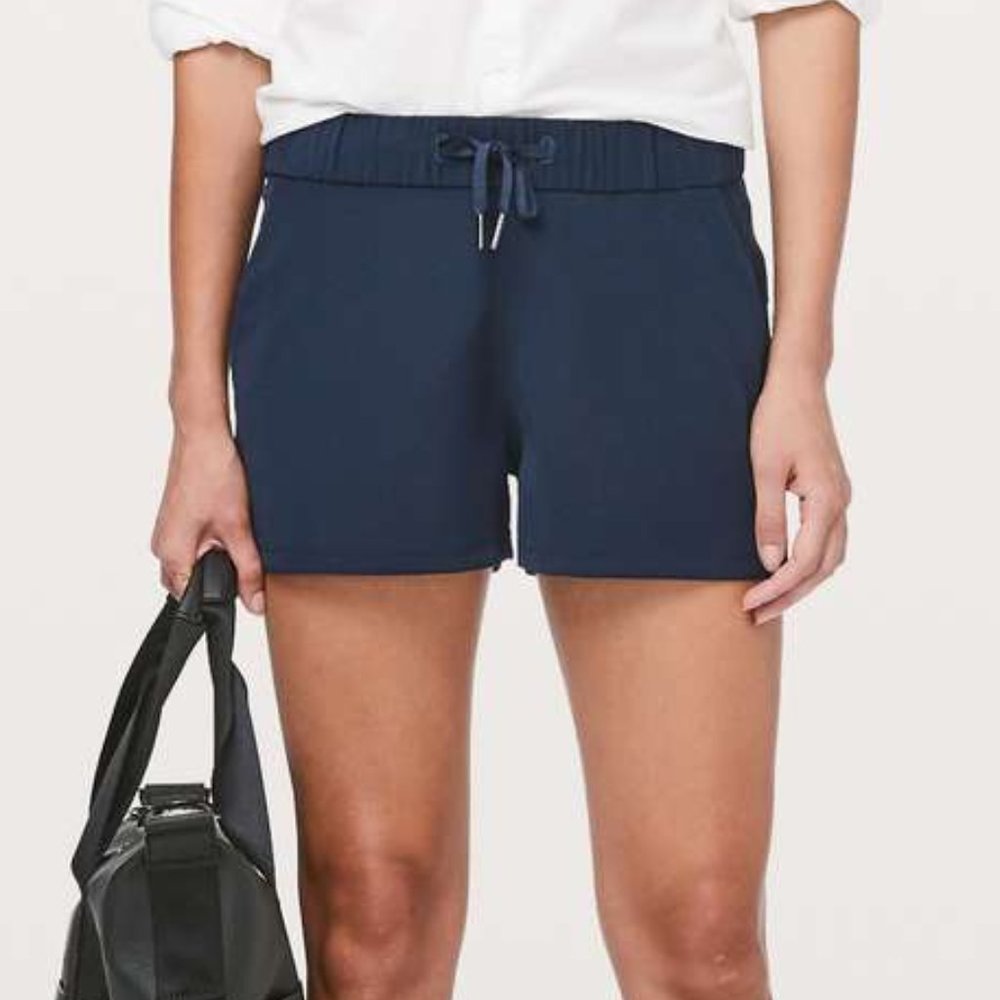 Lululemon On The Fly Woven Mid-Rise Short 2.5"
